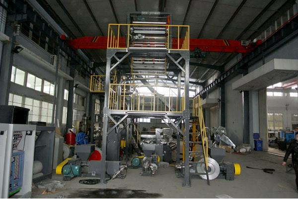 Máquina de soplar películas rotativas de extrusión común de tres capas 0